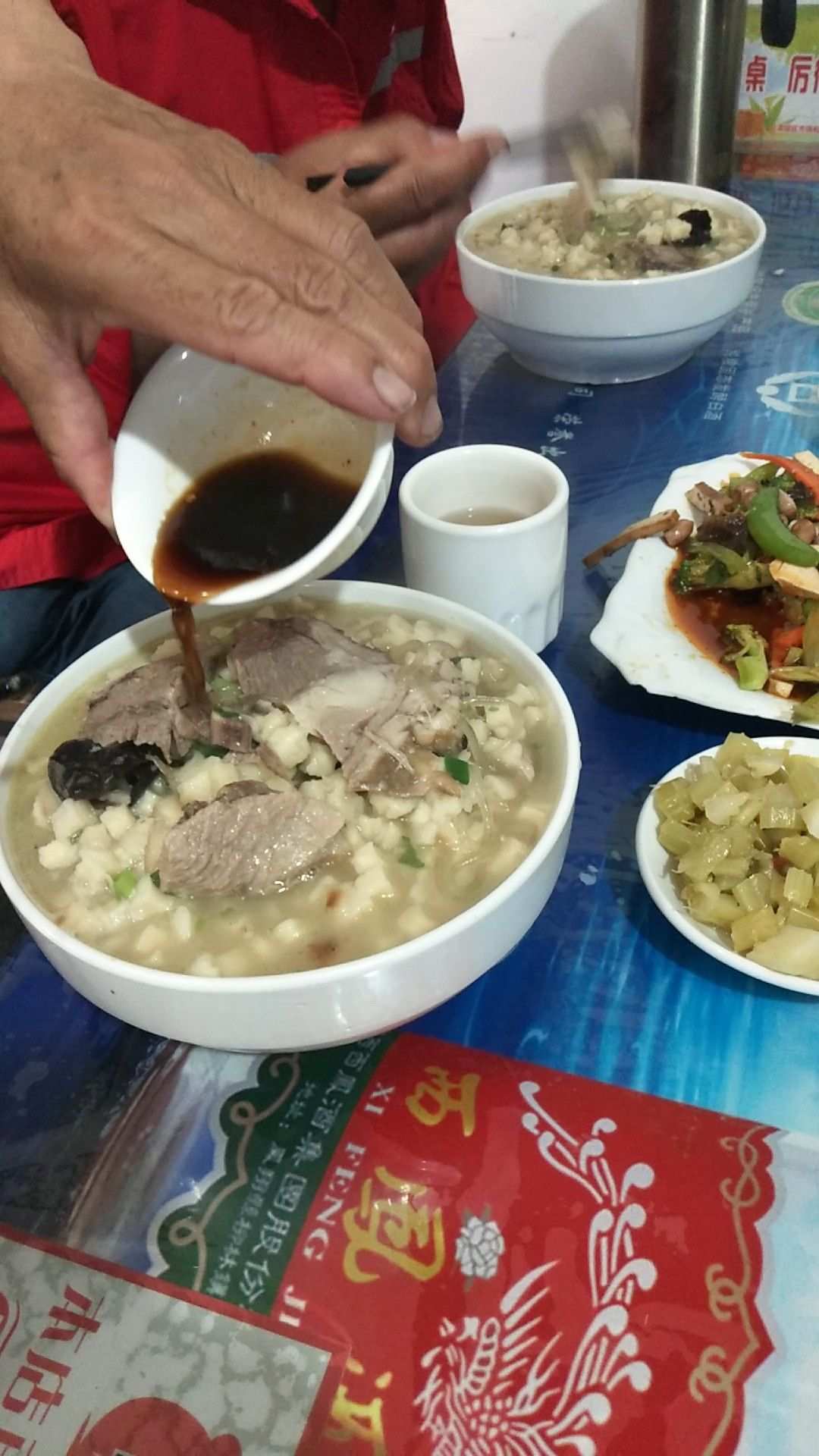 咸阳有众多民俗美食村，袁家村、龙泉公社、马嵬驿、茯茶小镇